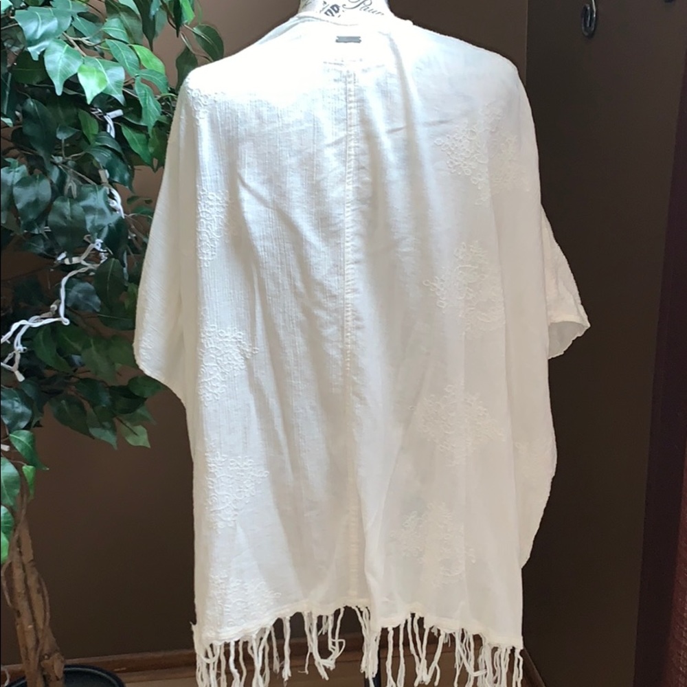 COPY - Billabong Designer’s Closet cream fringed kimono - Picture 6 of 8